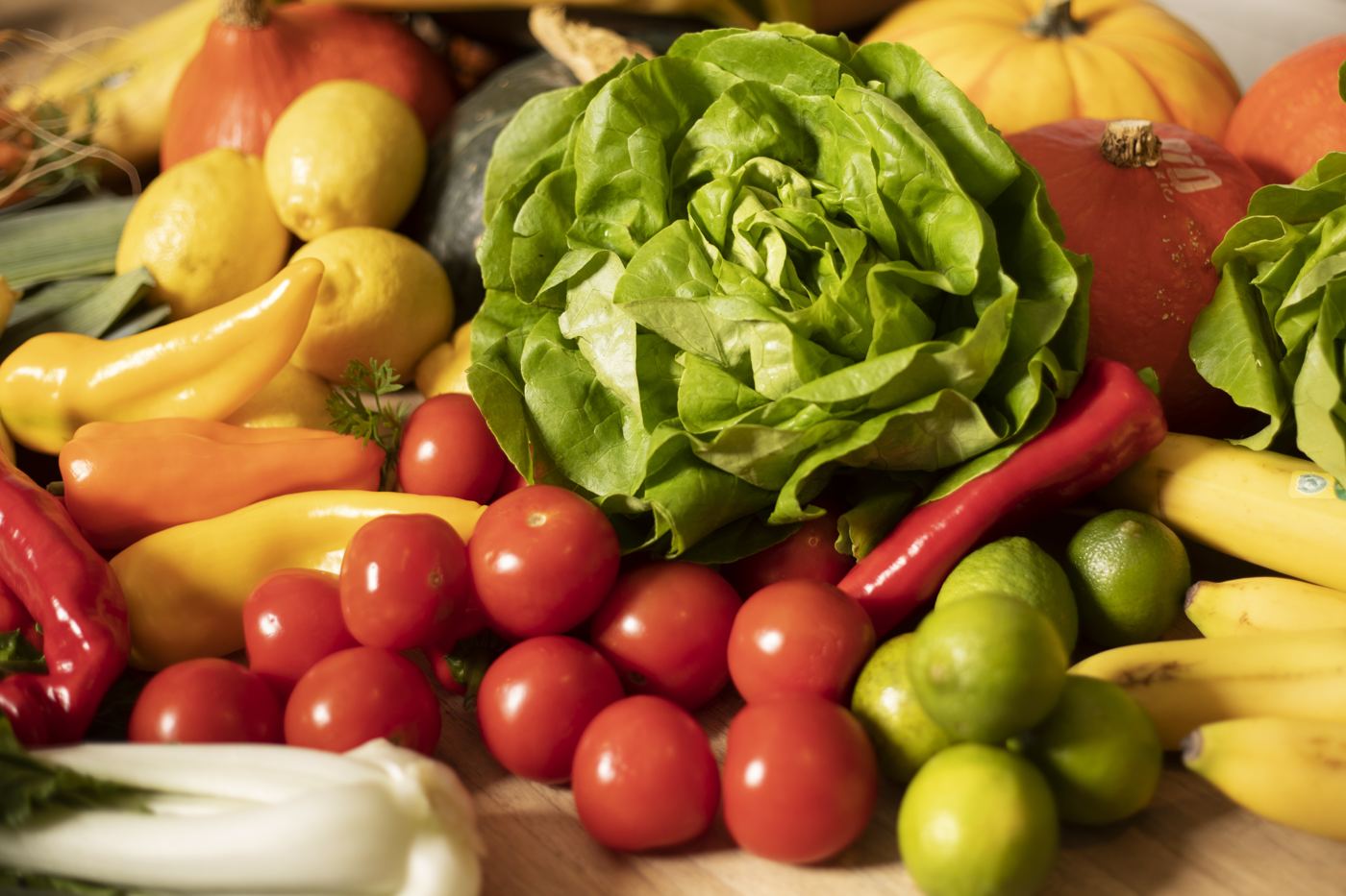 Een tafel vol verse groente en fruit