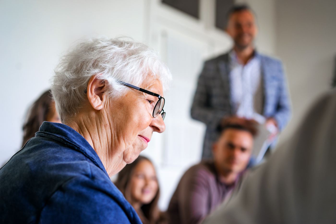 Een oudere vrouw in gesprek tijdens een bijeenkomst